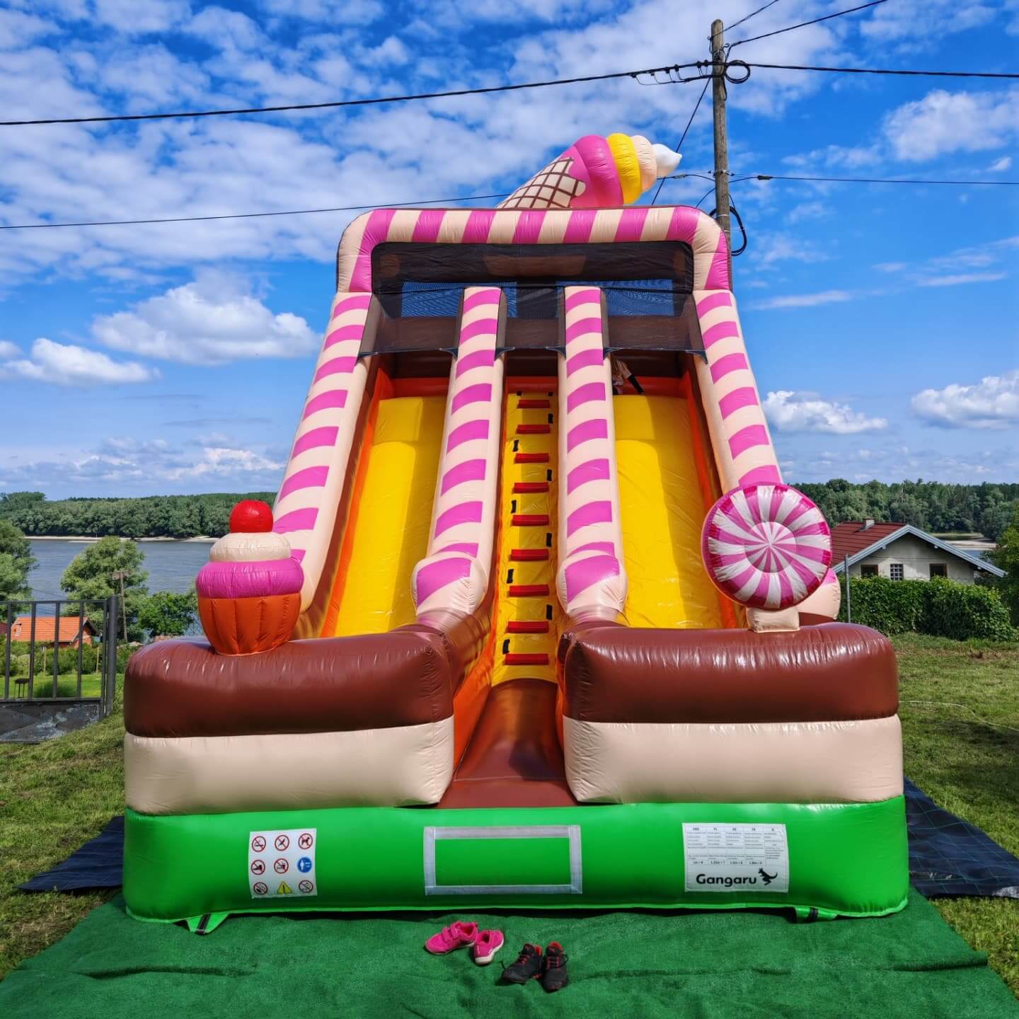 Napuhanac Candy - postavljen na travi, pogled sprijeda